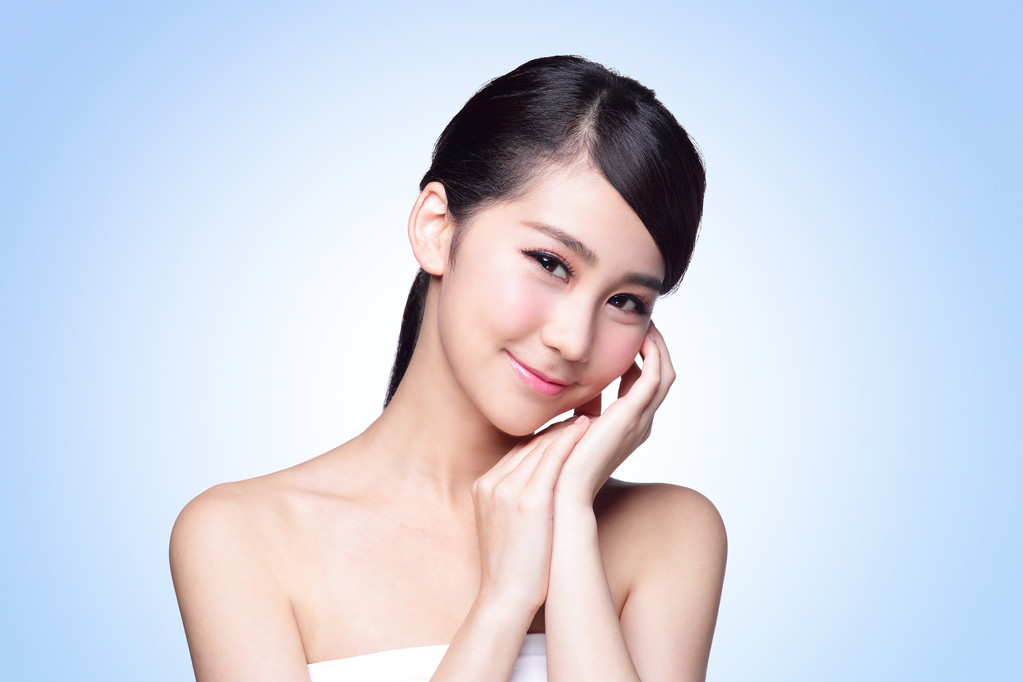 美丽的皮肤护理女人微笑照片