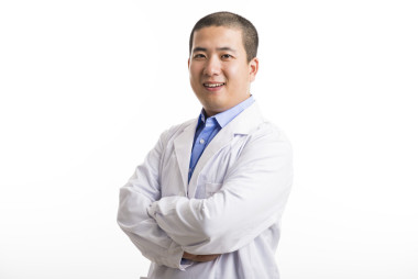 年輕的醫(yī)生站在隔離上白