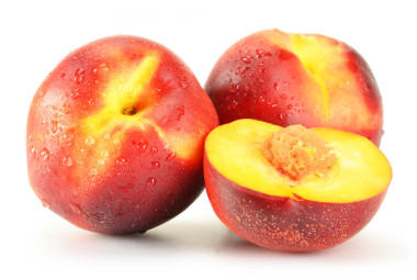 新鮮熟透的水蜜桃上白色孤立圖片