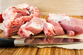 木制背景生猪肉肋条图片