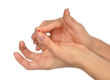 糖尿病患者的手指，使血糖水平的血液測(cè)試 