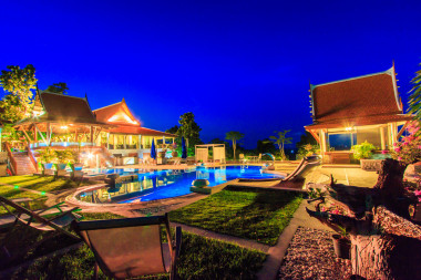 現(xiàn)代度假村有游泳池