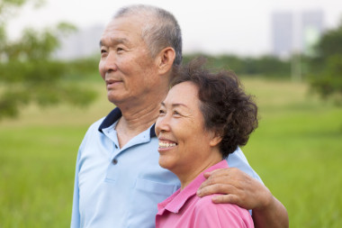 快樂(lè)老人老年人情侶在公園