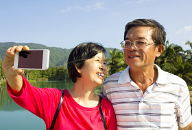 通过自己的年长夫妇拍照，在室外