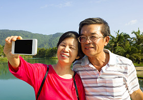 高级夫妇拍照通过自己在外面图片