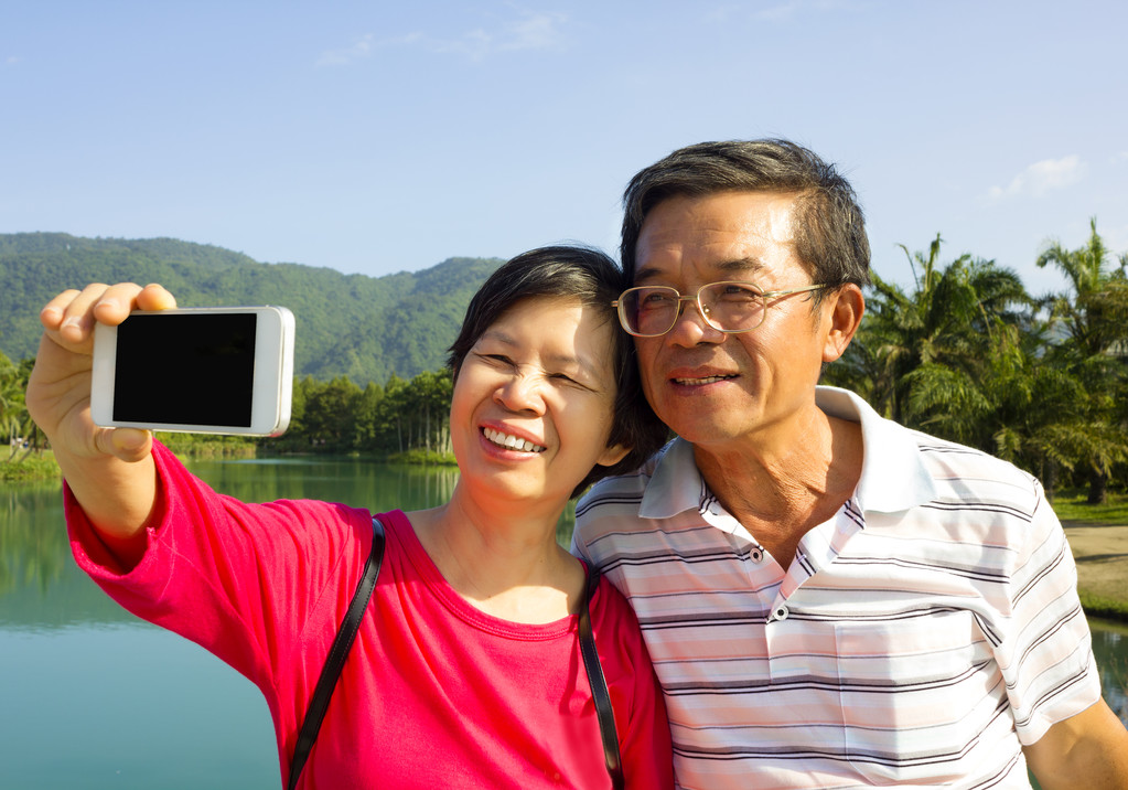 高级夫妇拍照通过自己在外面图片