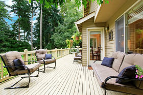 坐在面积宽敞罢工甲板