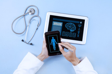 醫(yī)師與現(xiàn)代醫(yī)療工具