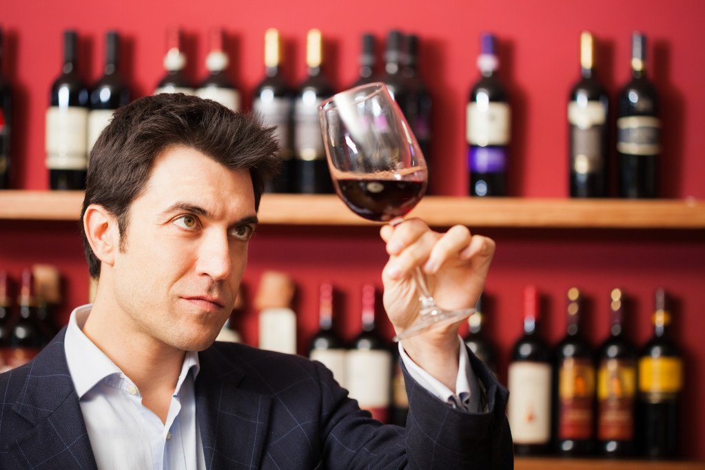 人品尝杯红酒照片 人品尝杯红酒照片