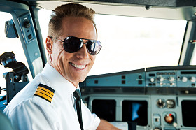 坐在驾驶舱的男性飞行员