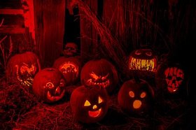 蜡烛点燃的万圣节南瓜图片