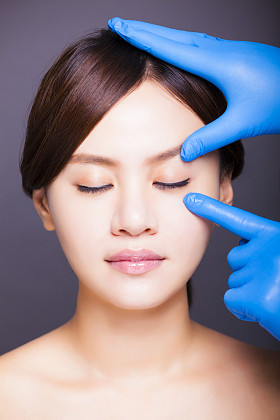 年轻漂亮的亚洲女性的脸