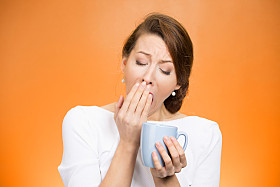 睡眼惺忪的打呵欠女子