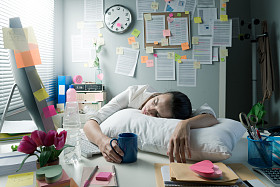 累了的女商人在办公室里醒来