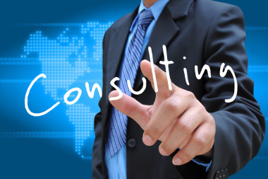 商人手中的触摸屏上按咨询按钮