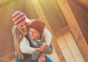 两个恋人在街上图片