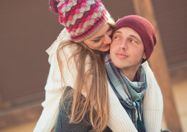 兩個戀人在街上