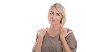 美丽孤立的金发成熟的女人在白色的背景