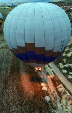 飛行的熱氣球圖片