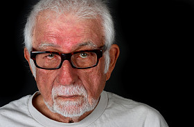 老人与悲伤的表情图片