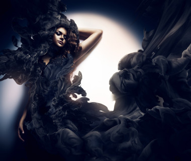 有魅力的女人，在黑煙圖片