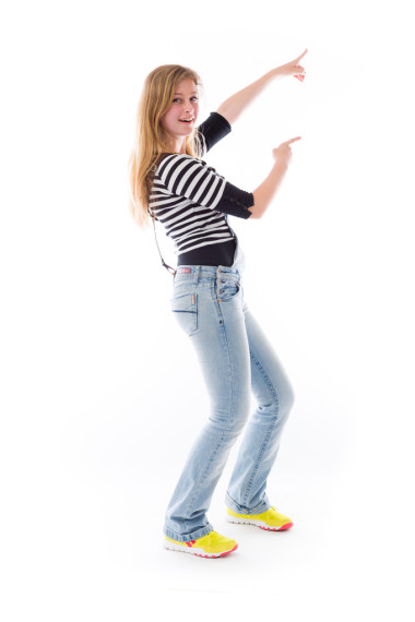 看著攝像機(jī)的模型照片