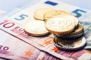 欧元的钱。几个欧元纸币和硬 欧元的钱。几个欧元纸币和硬