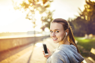 賽跑者是休息和聽音樂