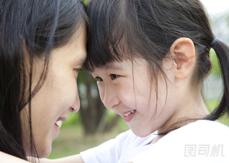 漂亮的小女孩，找她的母親