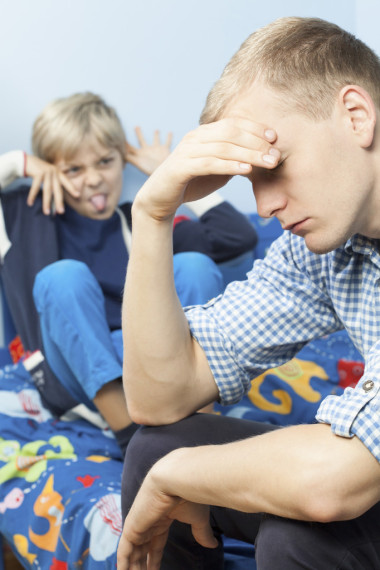 疲惫的父亲和烦人的儿子图片