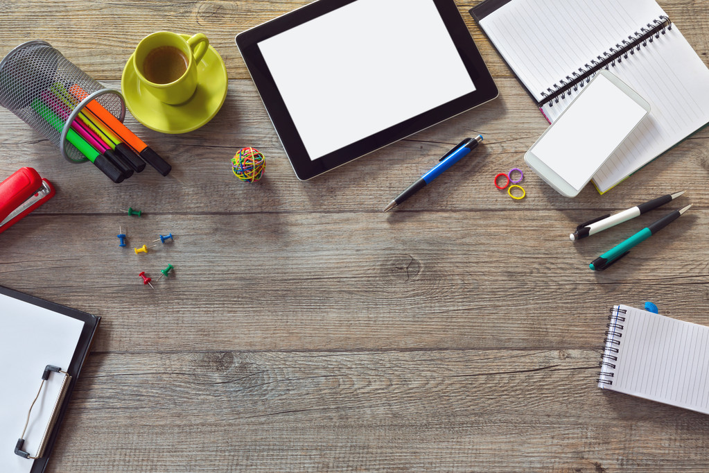 平板电脑、 智能手机和咖啡的杯 平板电脑、 智能手机和咖啡的杯