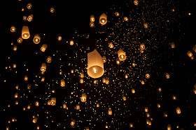 在泰国清迈浮动亚洲灯笼图片