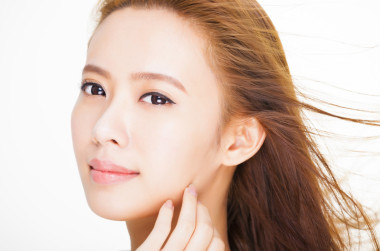 年輕漂亮的女人臉與頭發(fā)議案。皮膚護理和頭發(fā)