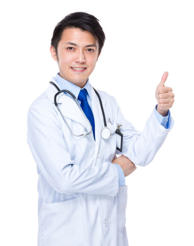 年輕的醫(yī)生，用拇指向上照片