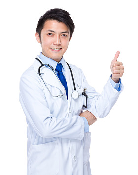 年轻的医生，用拇指向上照片