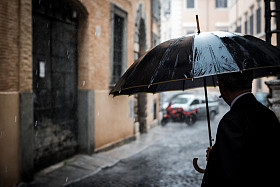 下着雨的男人