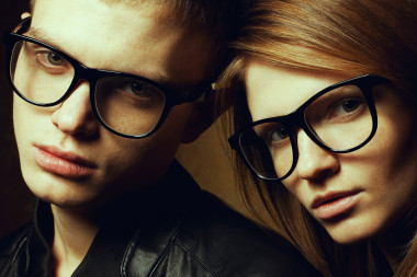 眼镜的概念。华丽的金色时尚双胞胎的家族肖像