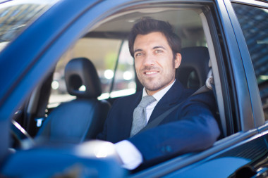 男子驾驶一辆车