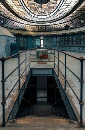 照明的控制室图片