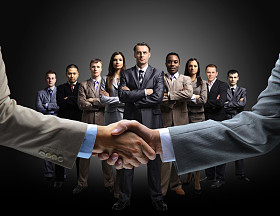 业务背景上孤立的握手照片