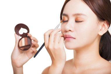 化妝師炫彩眼影在模型的眼中的應(yīng)用