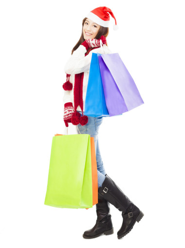 美麗快樂的年輕女子手持購(gòu)物袋