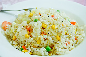 虾和混合的蔬菜炒饭