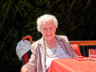 優(yōu)雅老太太的畫像圖片