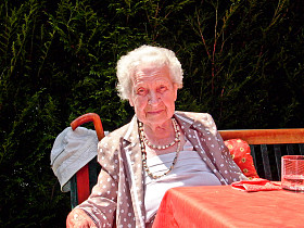 优雅老太太的画像图片