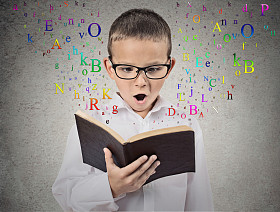 戴着眼镜看书的孩子图片