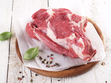 生鮮肉牛排和香料