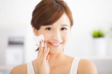 亞洲年輕美女清洗她的臉與棉花