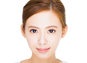 关闭了美丽的年轻女子的脸照片