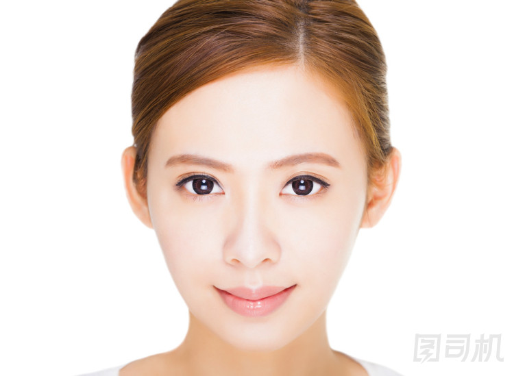 關(guān)閉了美麗的年輕女子的臉照片